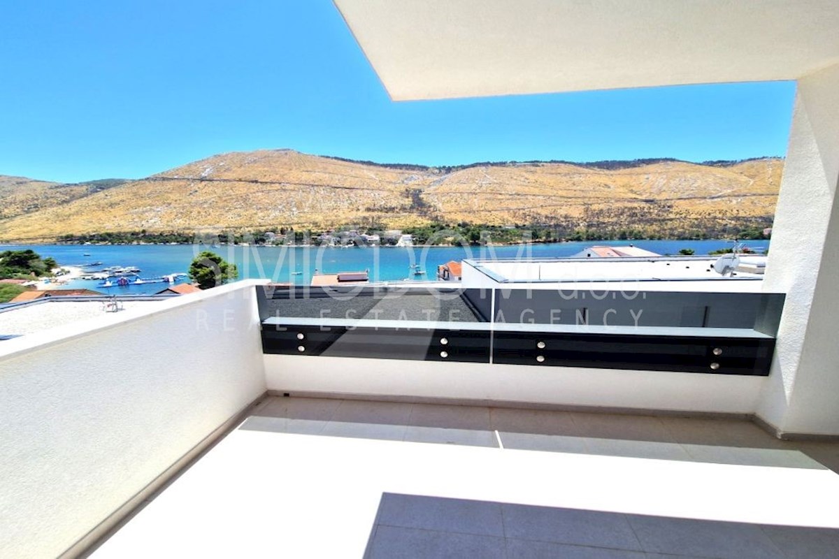 Prostorno penthouse stanovanje v bližini plaže, Grebaštica