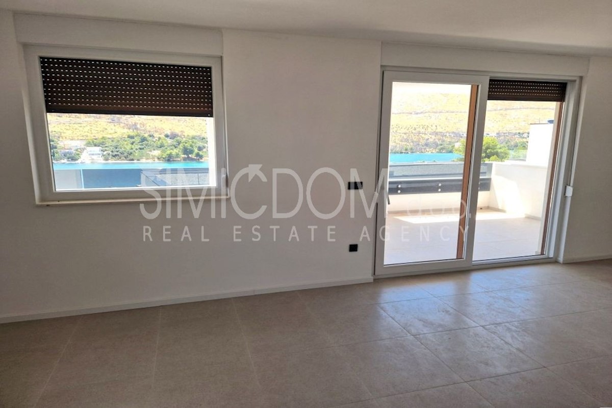 Prostorno penthouse stanovanje v bližini plaže, Grebaštica