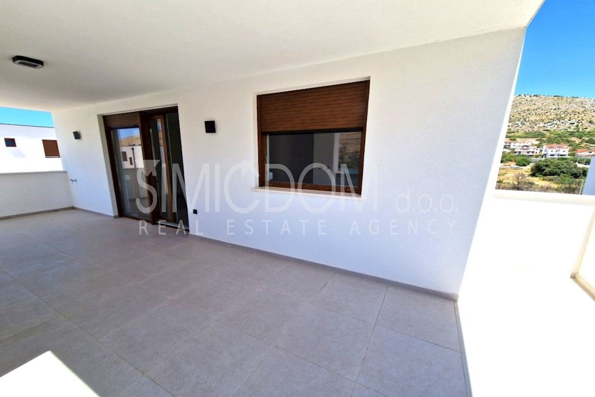 Prostorno penthouse stanovanje v bližini plaže, Grebaštica