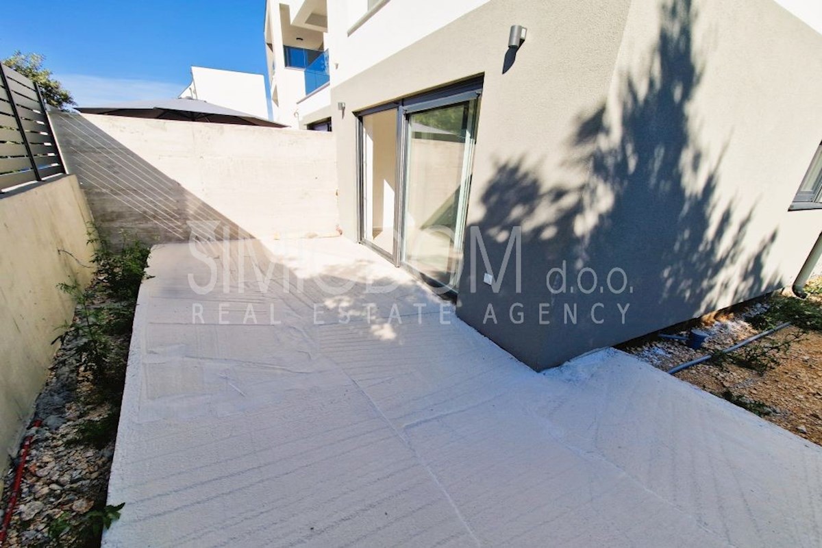 Stanovanje z vrtom 150 m od plaže, Žaborić