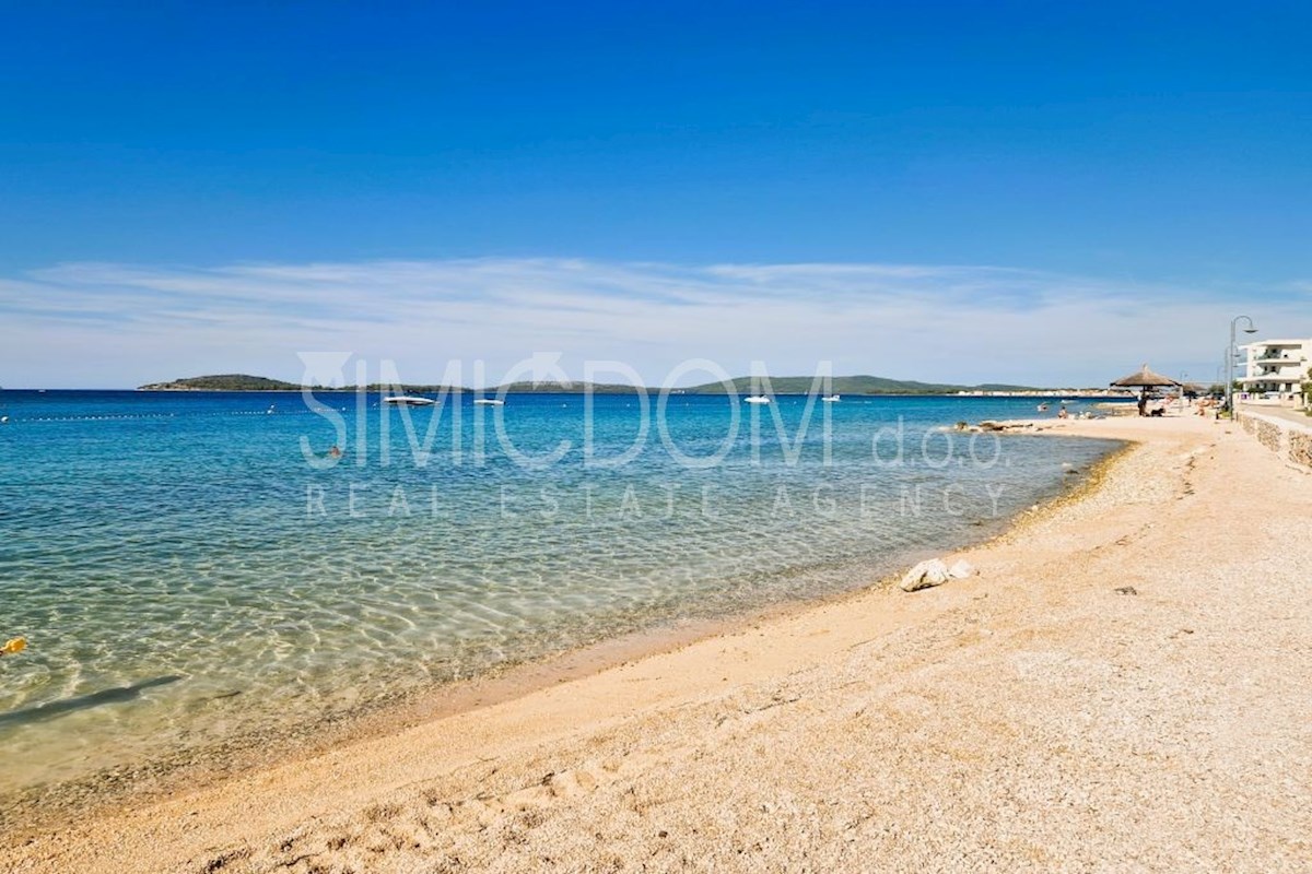 Stanovanje z vrtom 150 m od plaže, Žaborić