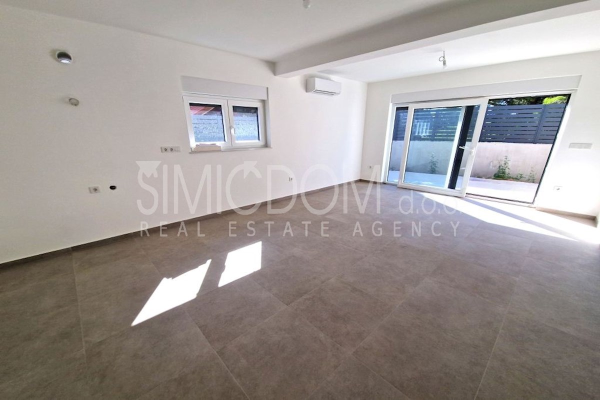 Stanovanje z vrtom 150 m od plaže, Žaborić