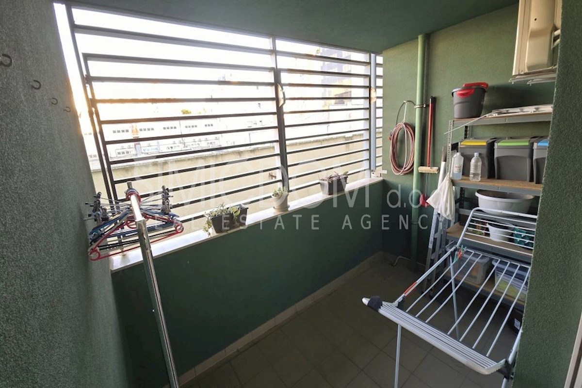 Stanovanje z dvema garažnima mestoma, Split