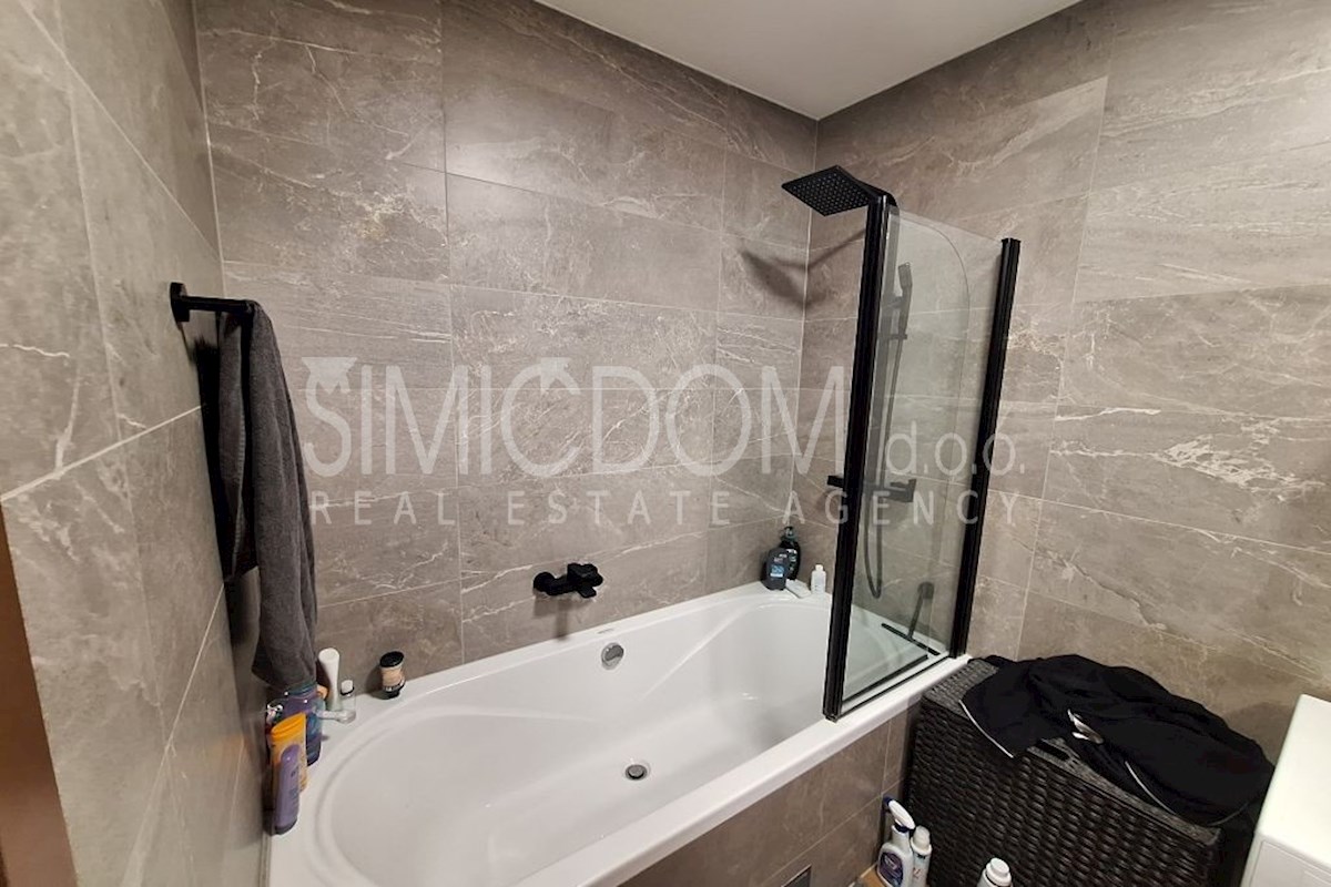 Stanovanje z dvema garažnima mestoma, Split