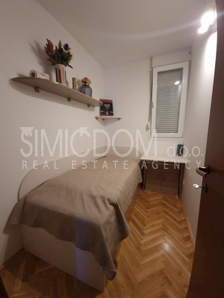 Stanovanje z dvema garažnima mestoma, Split