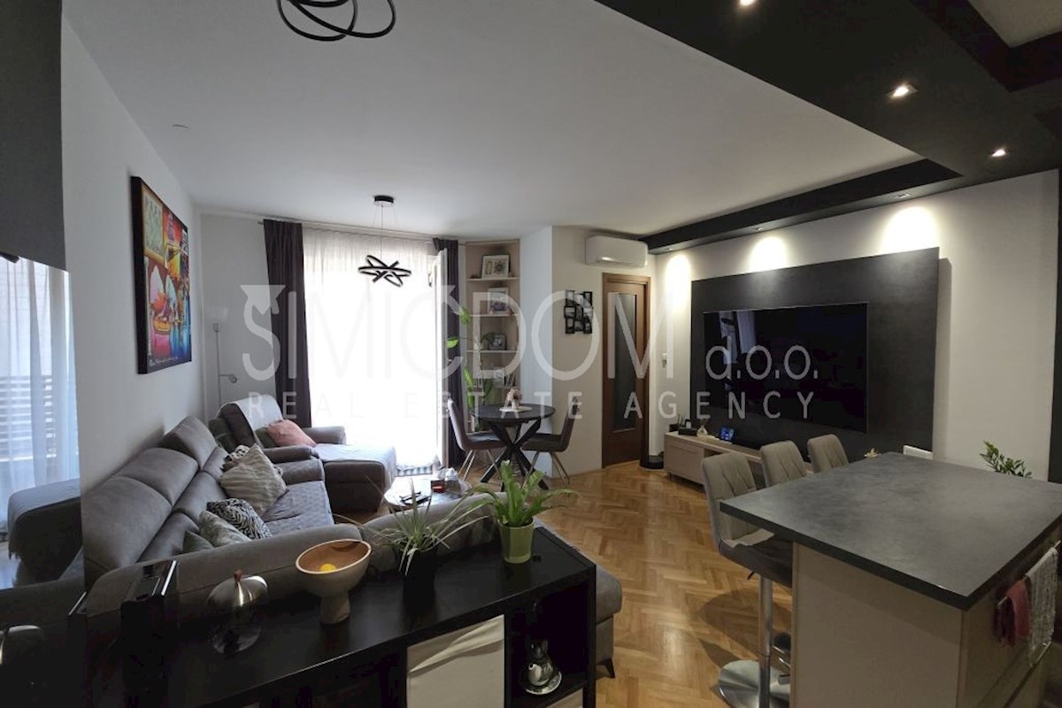 Stanovanje z dvema garažnima mestoma, Split