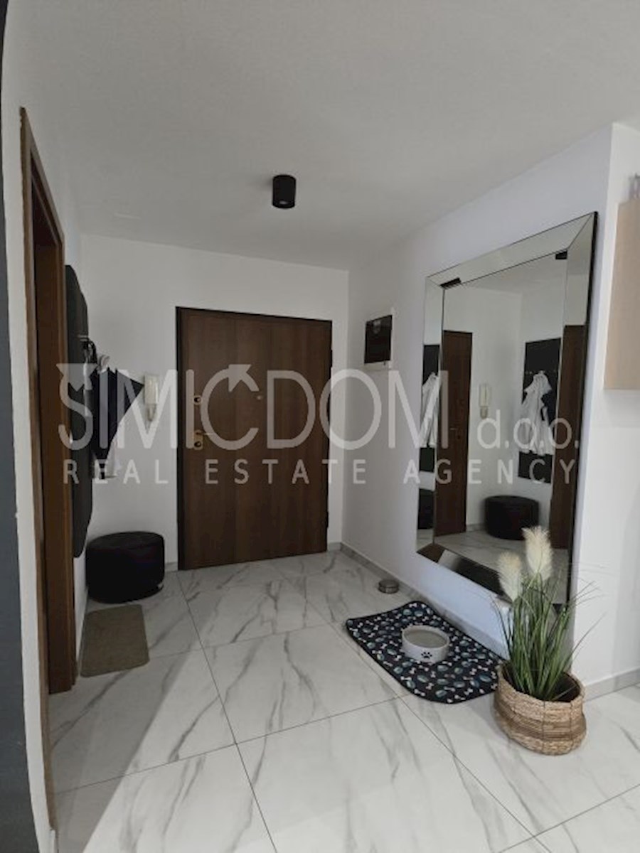 Stanovanje z dvema garažnima mestoma, Split