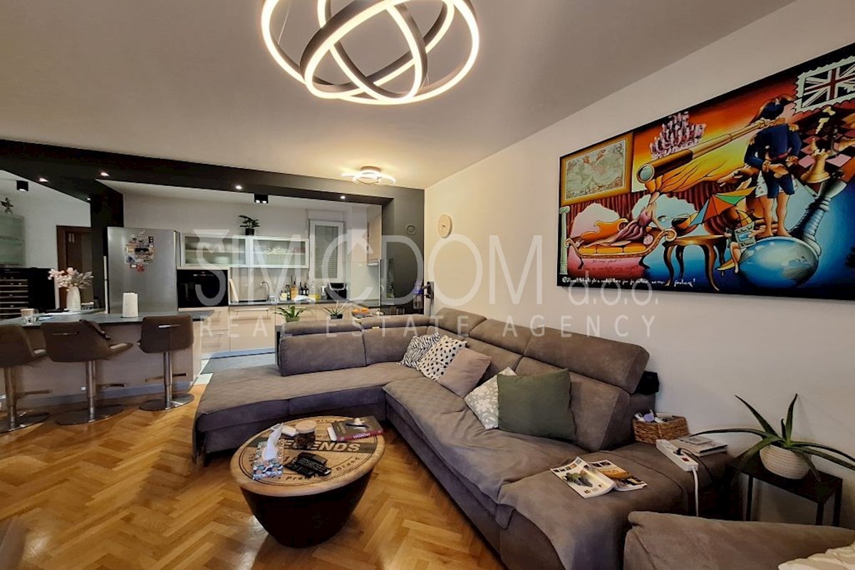 Stanovanje z dvema garažnima mestoma, Split