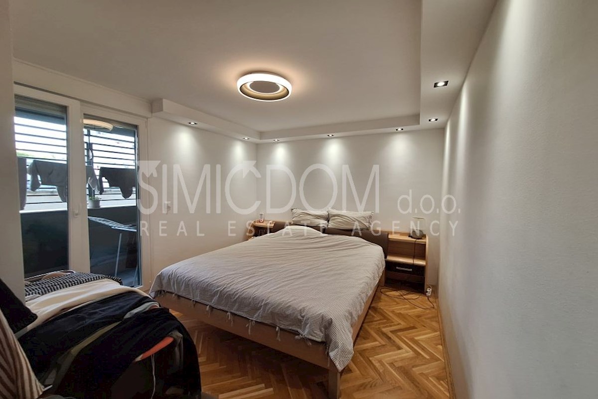 Stanovanje z dvema garažnima mestoma, Split