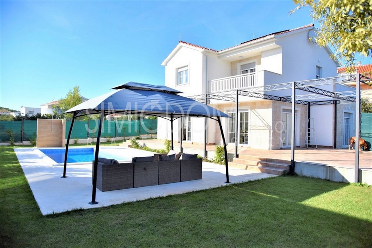 Čudovita družinska hiša v bližini morja, Tribunj