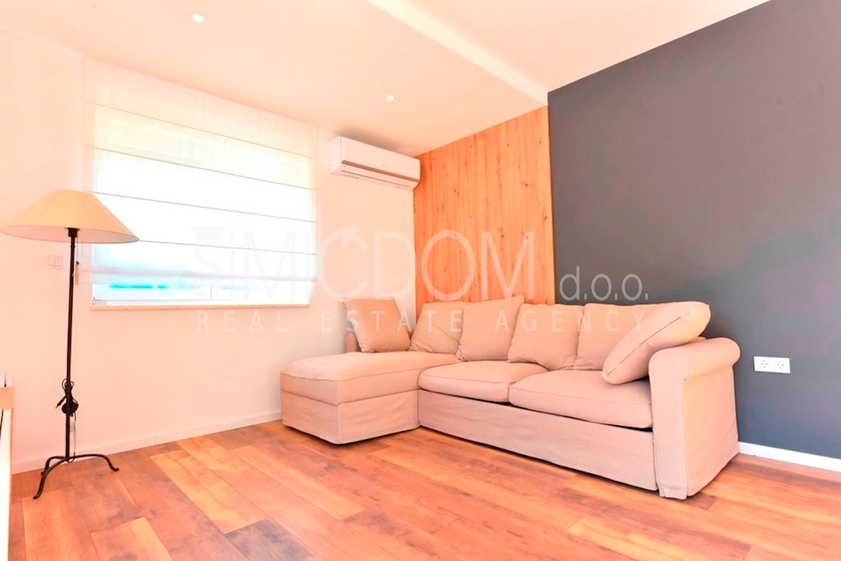 Čudovita družinska hiša v bližini morja, Tribunj