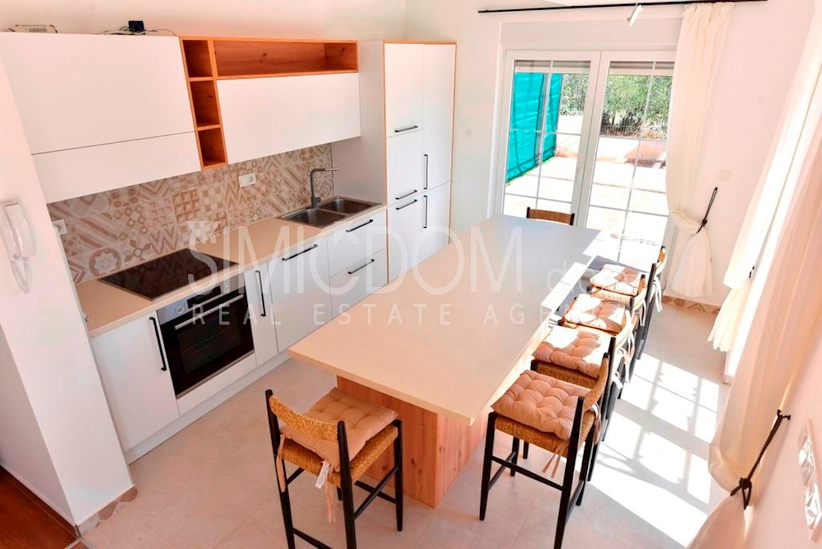 Čudovita družinska hiša v bližini morja, Tribunj