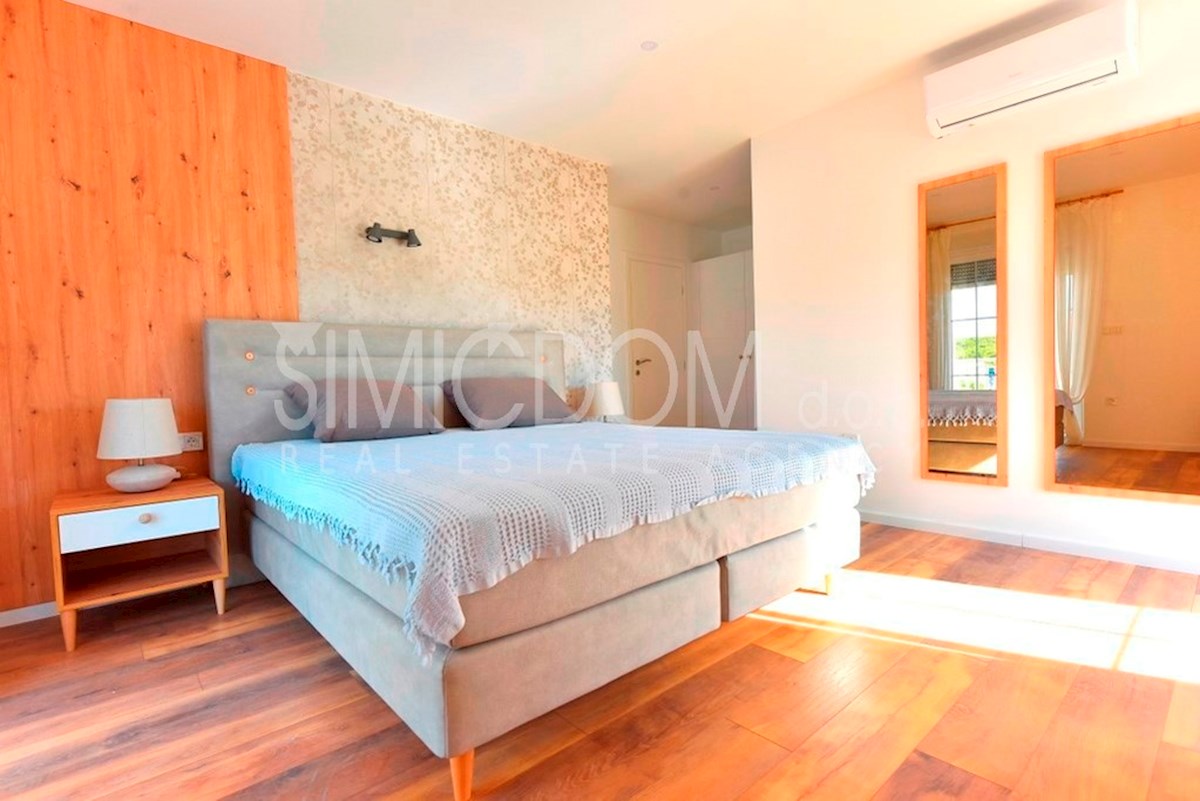 Čudovita družinska hiša v bližini morja, Tribunj