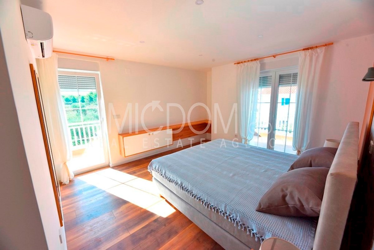 Čudovita družinska hiša v bližini morja, Tribunj