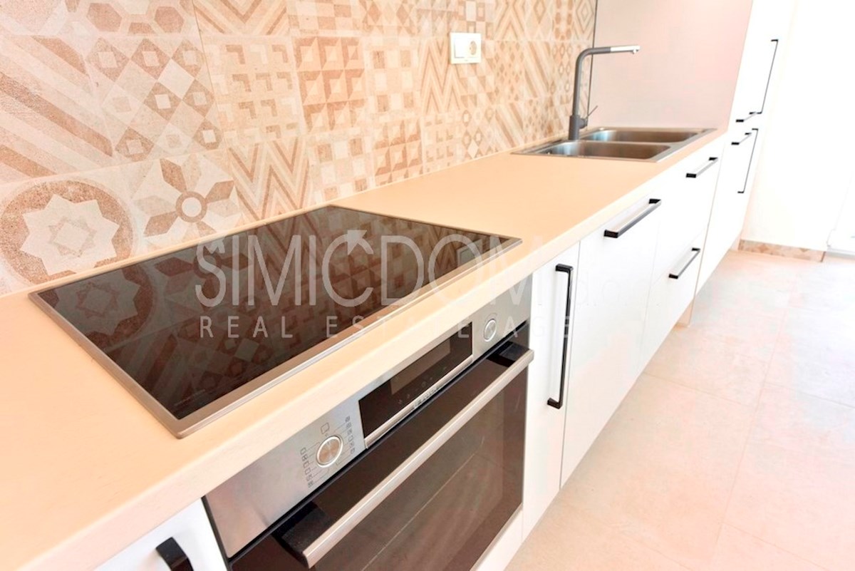 Čudovita družinska hiša v bližini morja, Tribunj