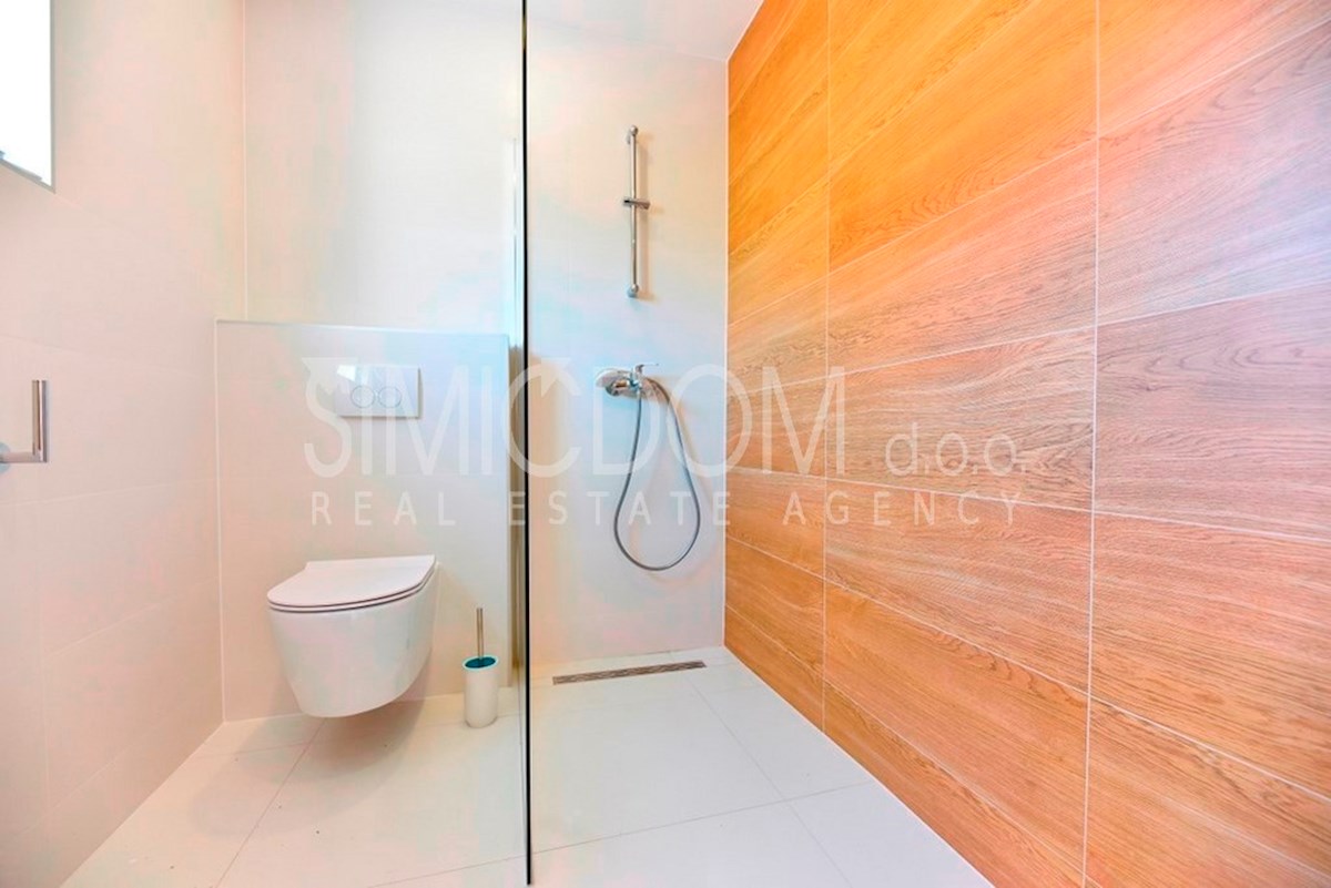 Čudovita družinska hiša v bližini morja, Tribunj