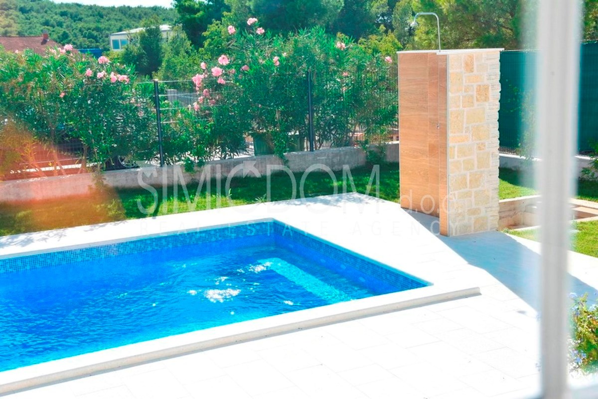 Čudovita družinska hiša v bližini morja, Tribunj