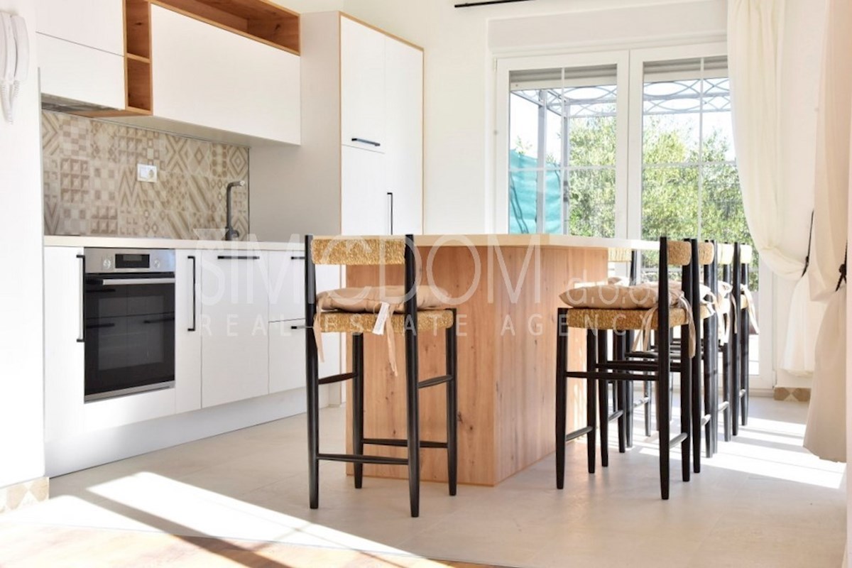 Čudovita družinska hiša v bližini morja, Tribunj