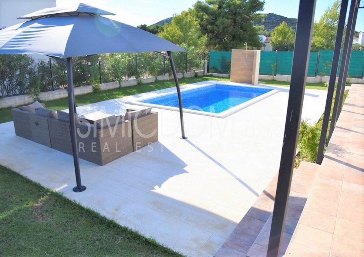 Čudovita družinska hiša v bližini morja, Tribunj