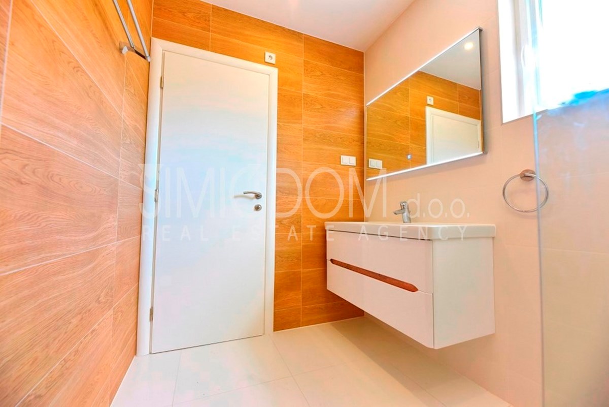 Čudovita družinska hiša v bližini morja, Tribunj