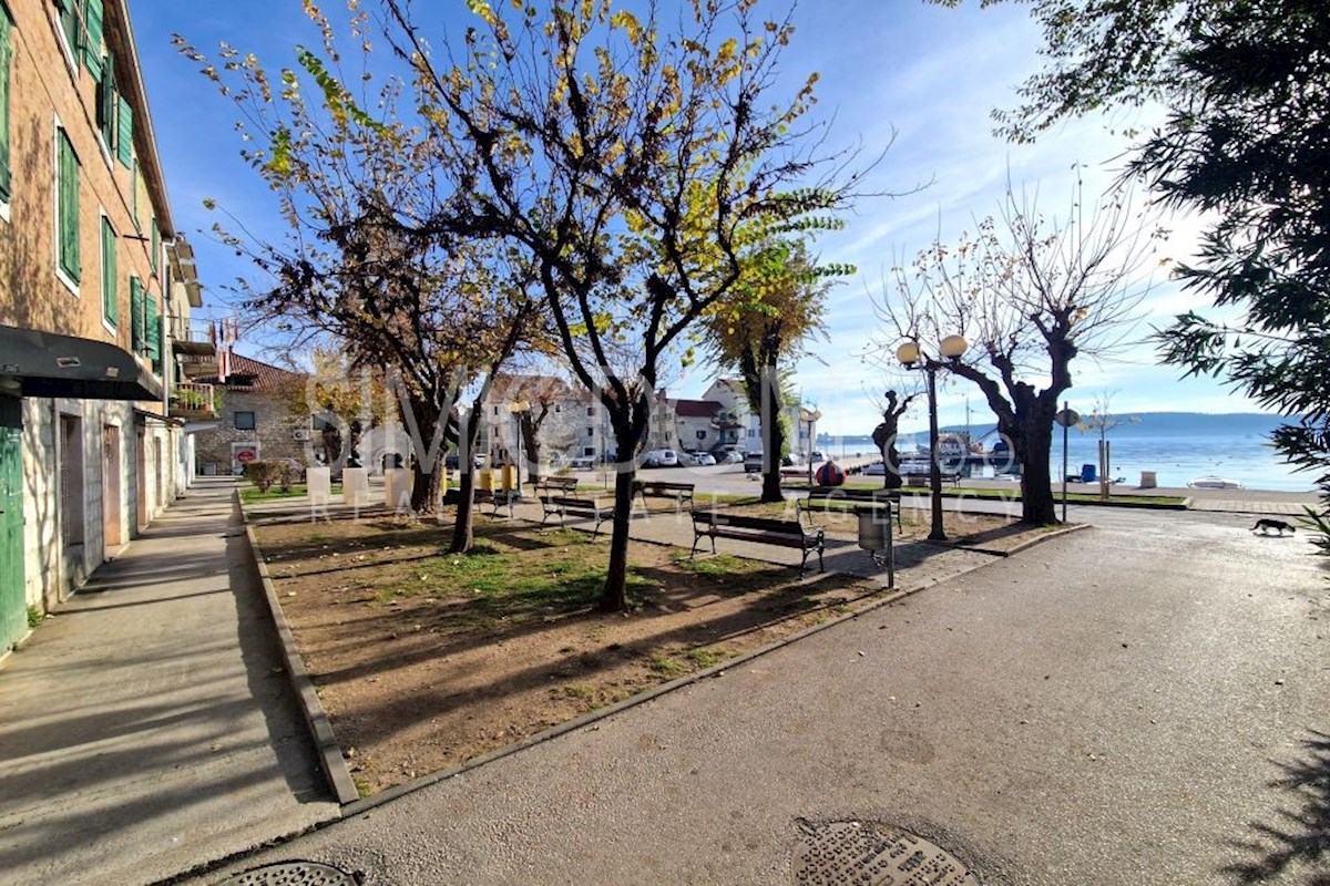 Stanovanje v centru z zasebnim parkiriščem, Kaštel Sućurac