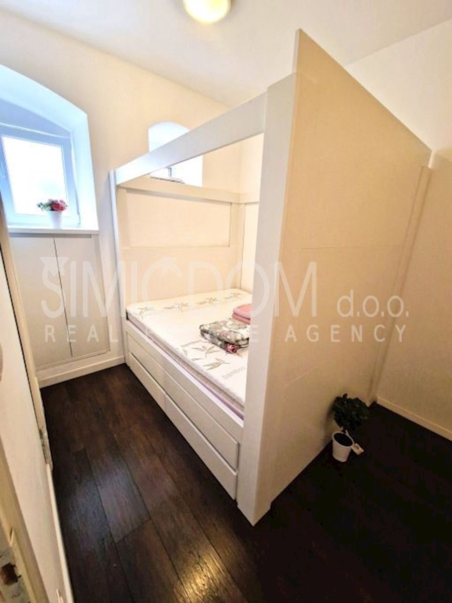 Stanovanje v centru z zasebnim parkiriščem, Kaštel Sućurac