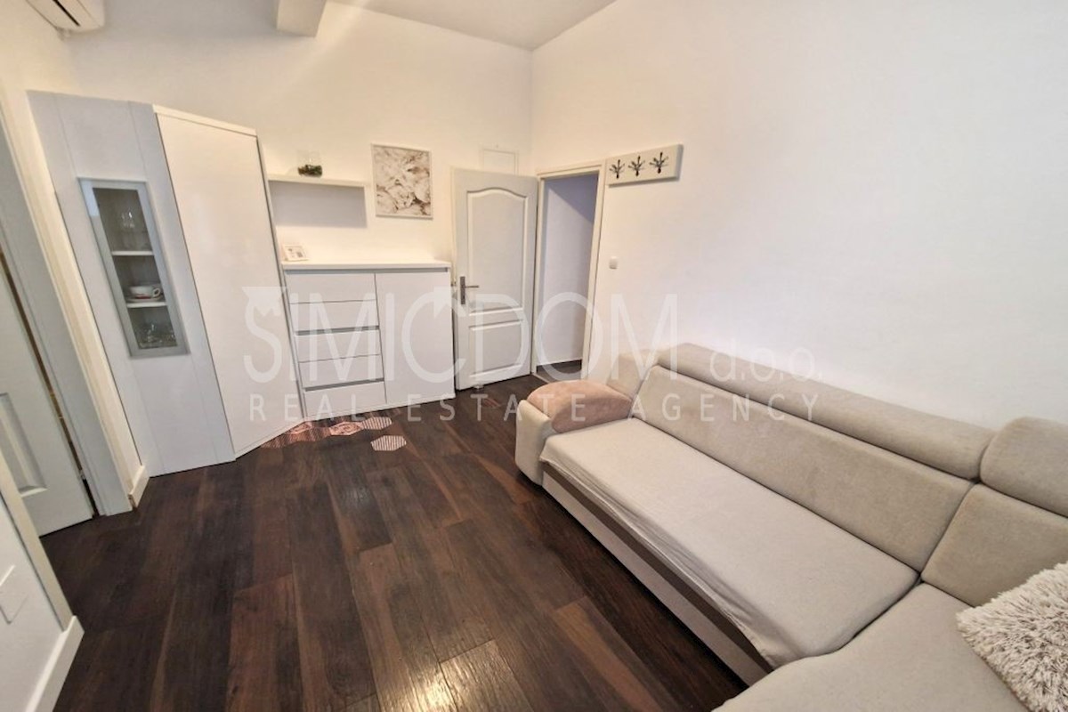 Stanovanje v centru z zasebnim parkiriščem, Kaštel Sućurac