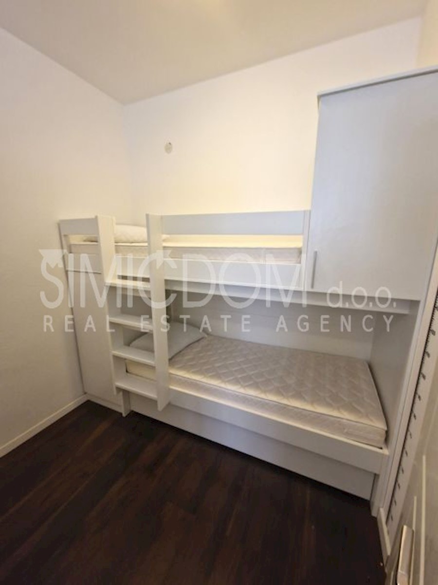 Stanovanje v centru z zasebnim parkiriščem, Kaštel Sućurac