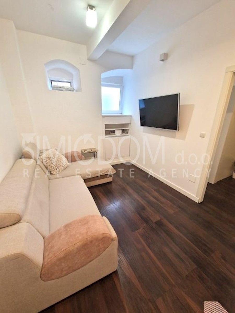 Stanovanje v centru z zasebnim parkiriščem, Kaštel Sućurac