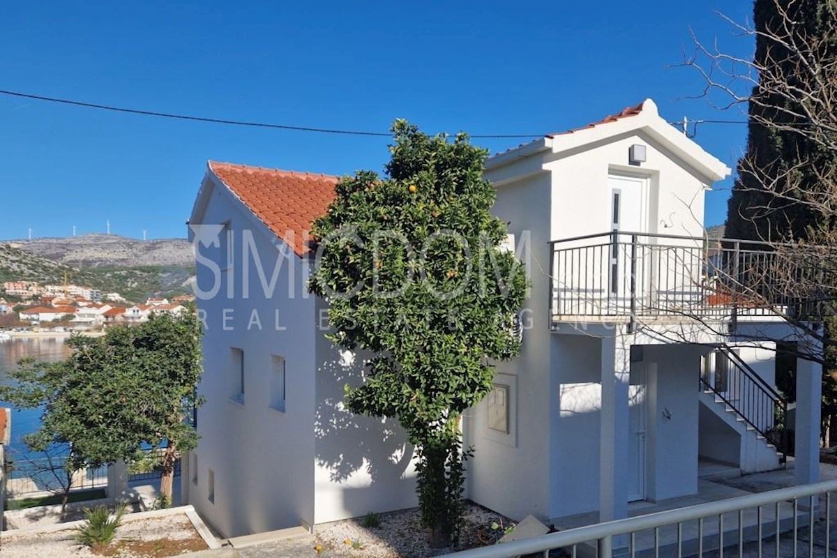 Na novo prenovljena hiša v prvi vrsti do morja, Trogir