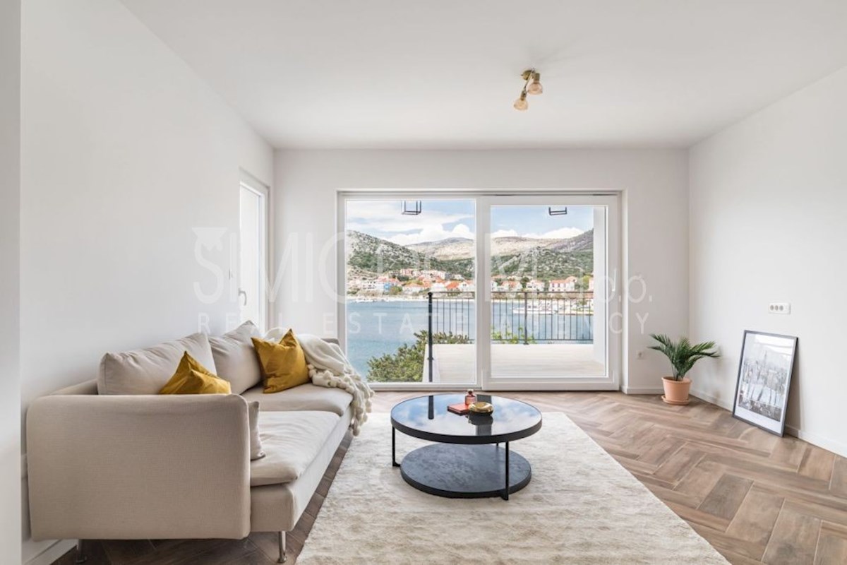 Na novo prenovljena hiša v prvi vrsti do morja, Trogir