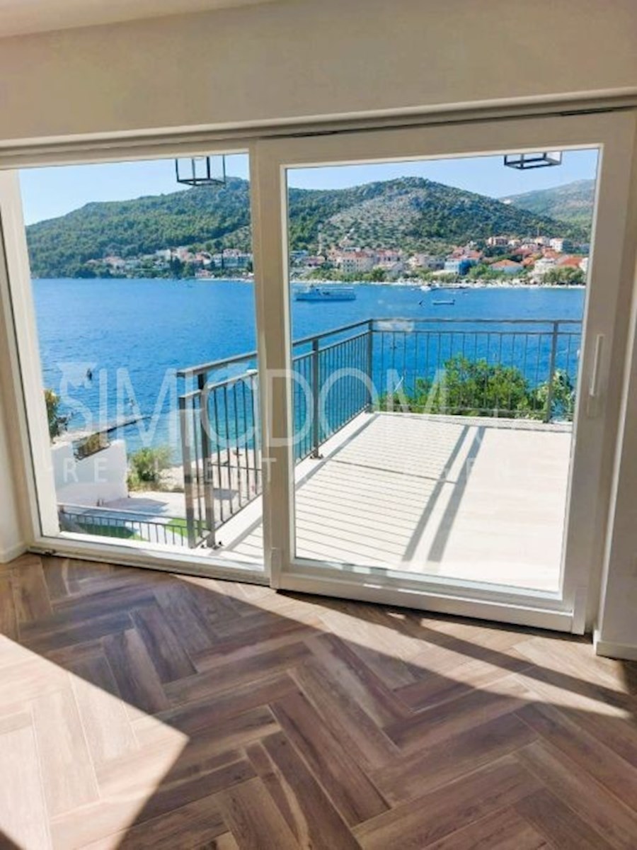 Na novo prenovljena hiša v prvi vrsti do morja, Trogir