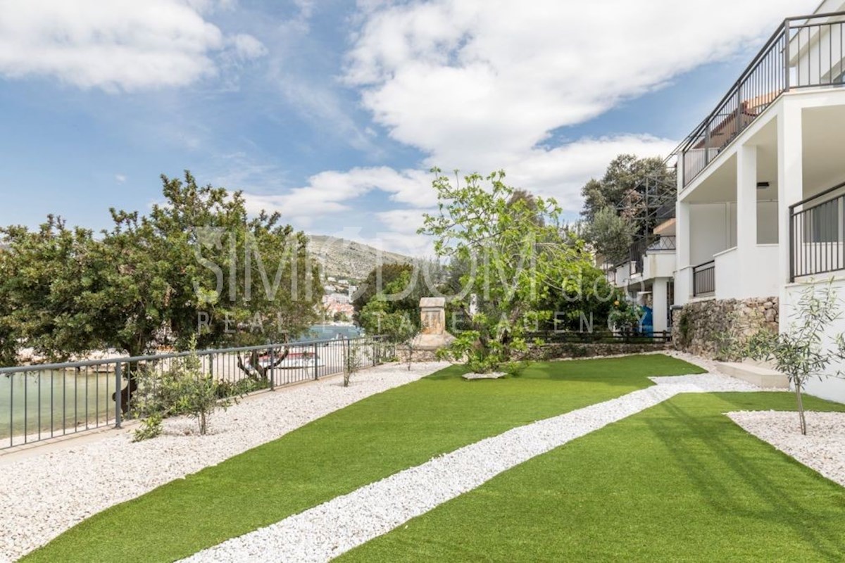 Na novo prenovljena hiša v prvi vrsti do morja, Trogir