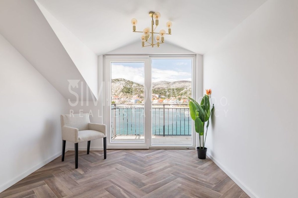 Na novo prenovljena hiša v prvi vrsti do morja, Trogir