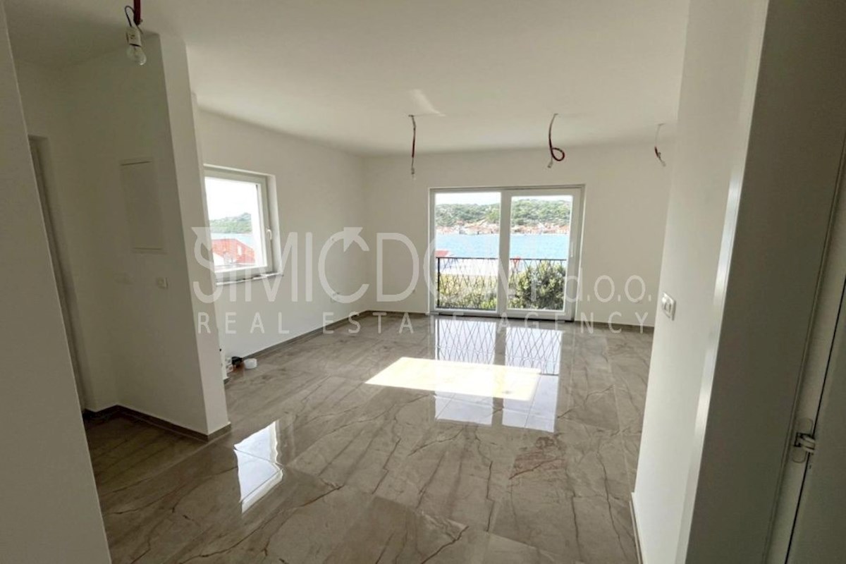 Nov apartma 50m od morja, Tisno