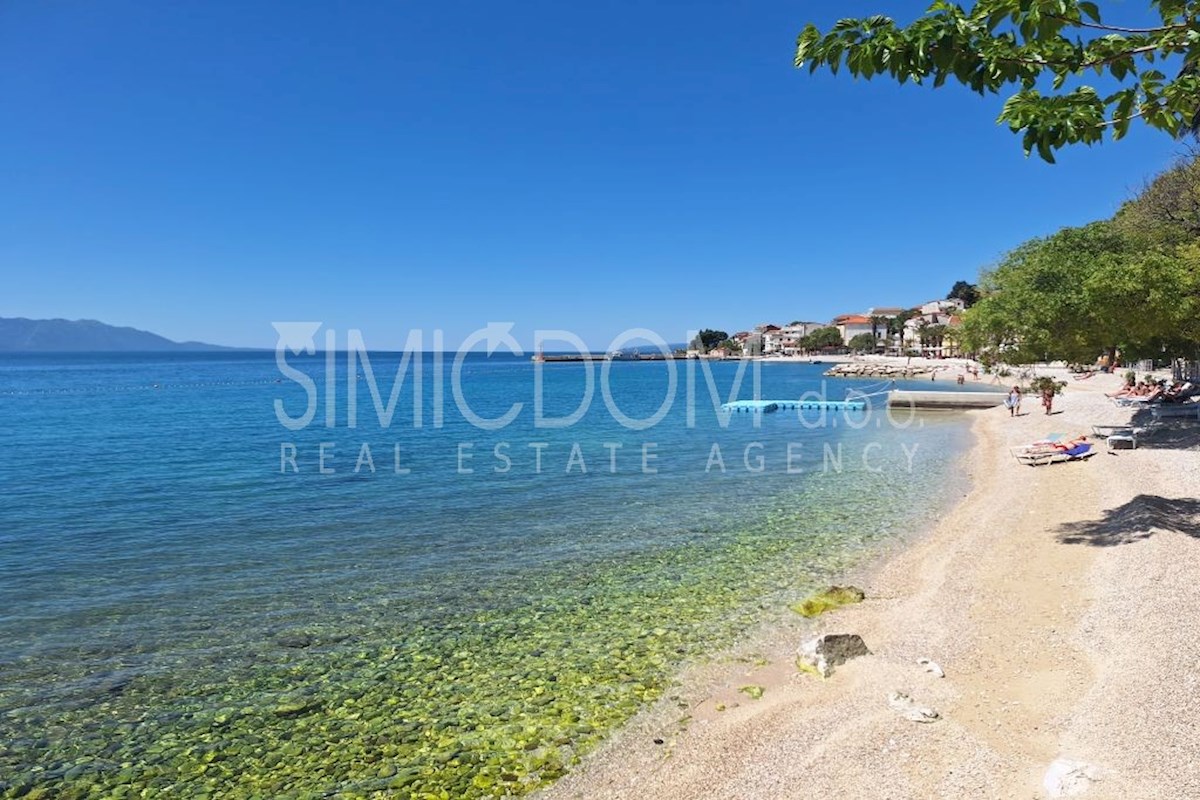 Penthouse s pogledom na morje, Gradac