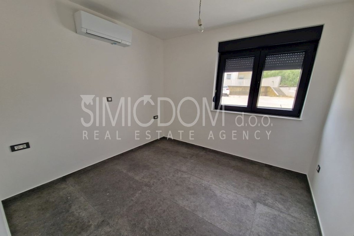 Apartma z vrtom in pogledom na morje, Murter
