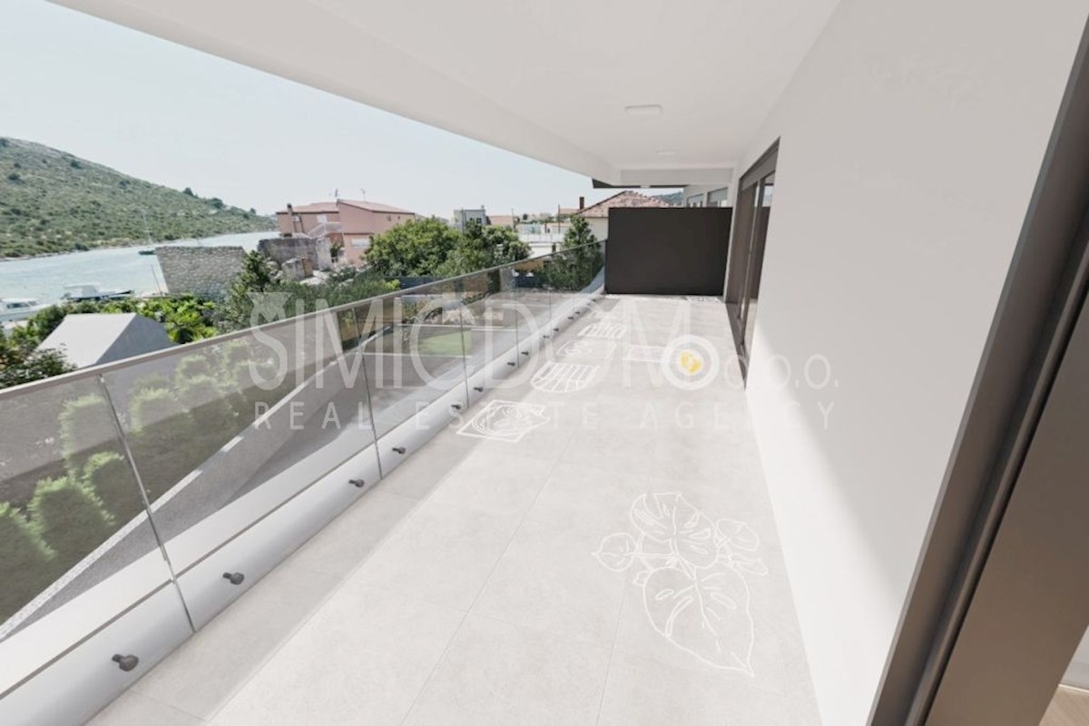 Moderno trisobno stanovanje 30 m od morja, Rogoznica