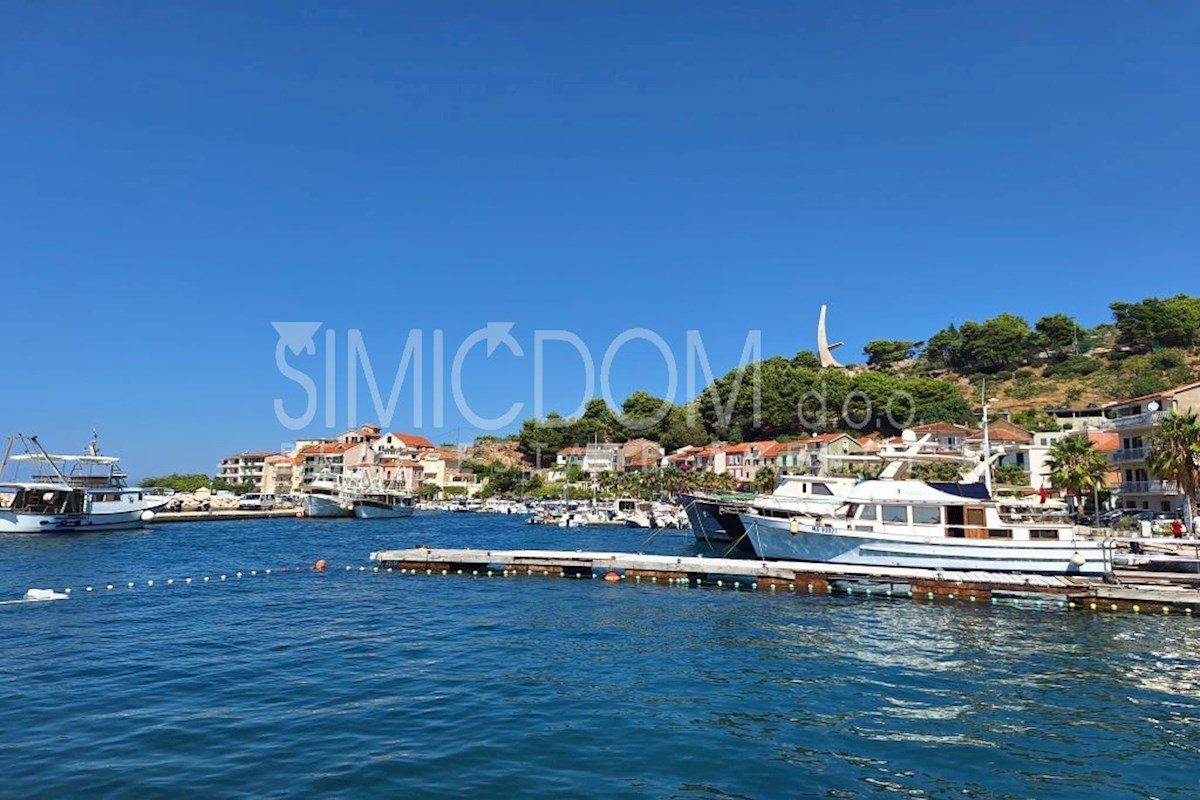 Hiša s tremi apartmaji, prva vrsta ob morju, Makarska riviera