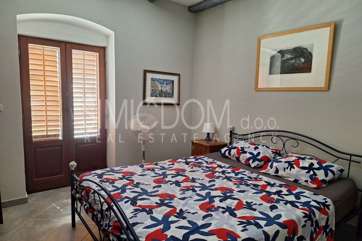 Hiša s tremi apartmaji, prva vrsta ob morju, Makarska riviera