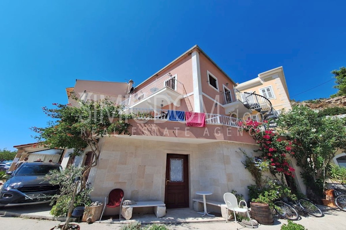 Hiša s tremi apartmaji, prva vrsta ob morju, Makarska riviera
