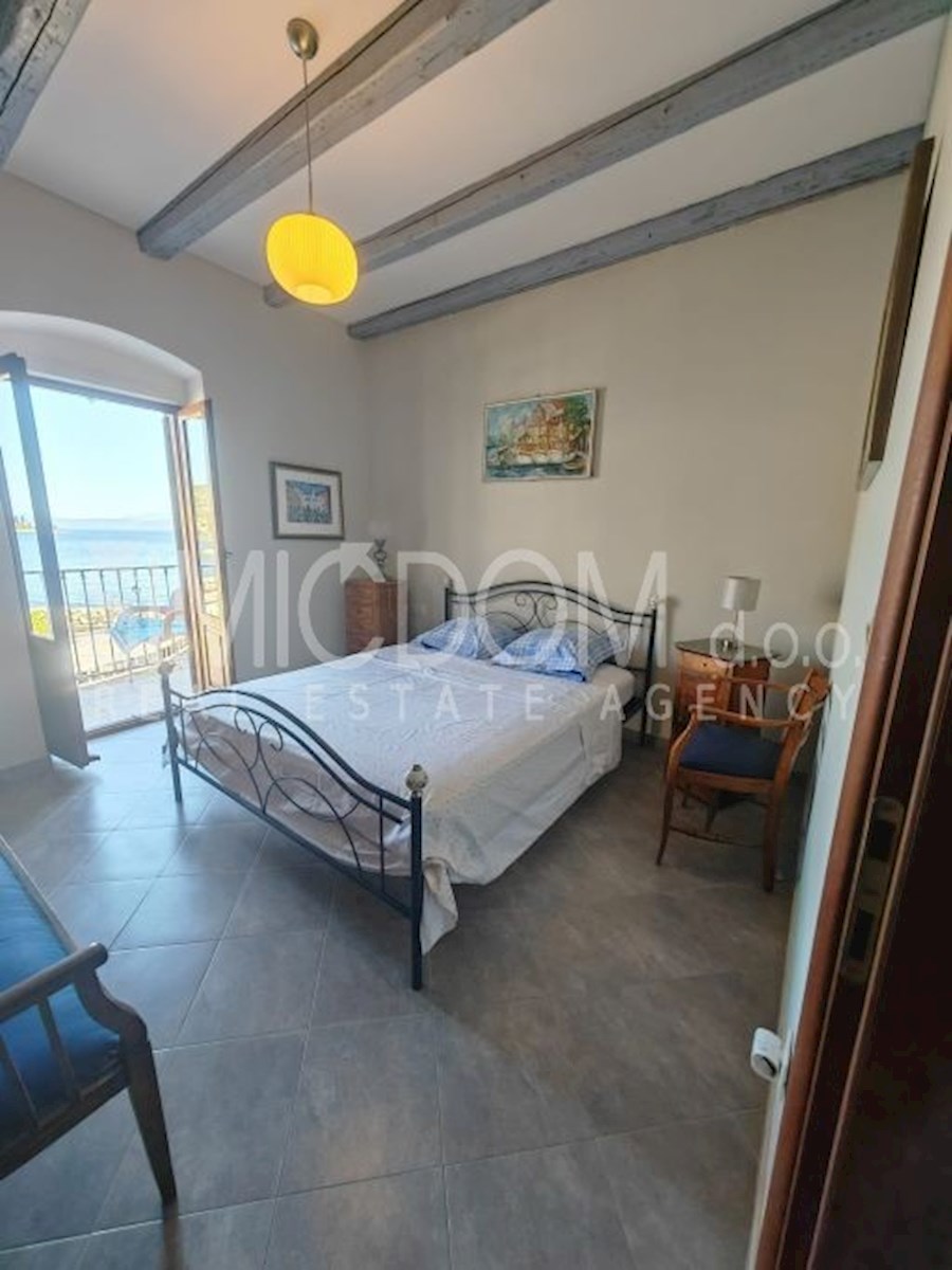 Hiša s tremi apartmaji, prva vrsta ob morju, Makarska riviera