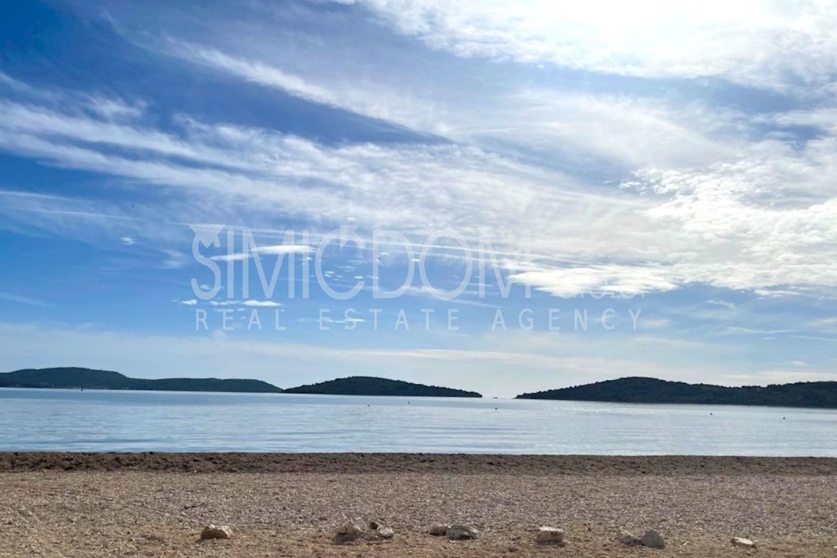 Prostorno trisobno stanovanje z velikim vrtom v bližini plaže, Srima