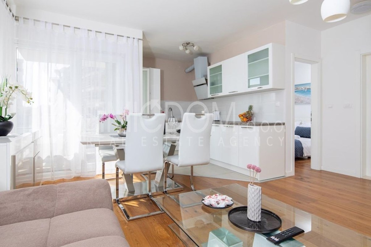 Enosobno stanovanje s parkirnim mestom, Makarska