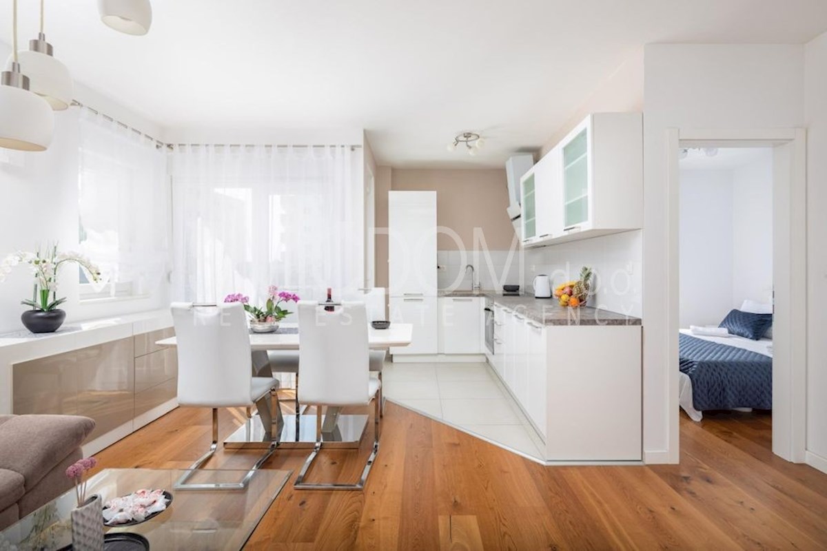 Enosobno stanovanje s parkirnim mestom, Makarska