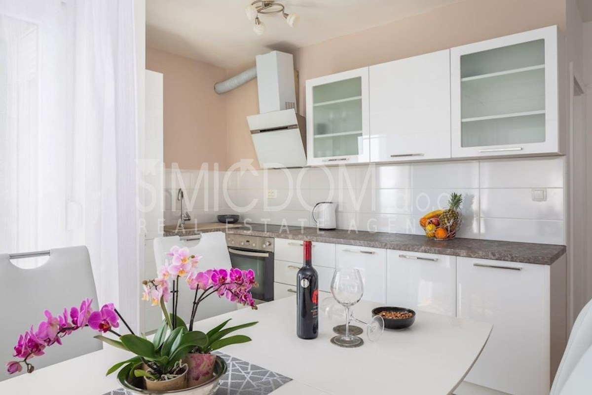 Enosobno stanovanje s parkirnim mestom, Makarska