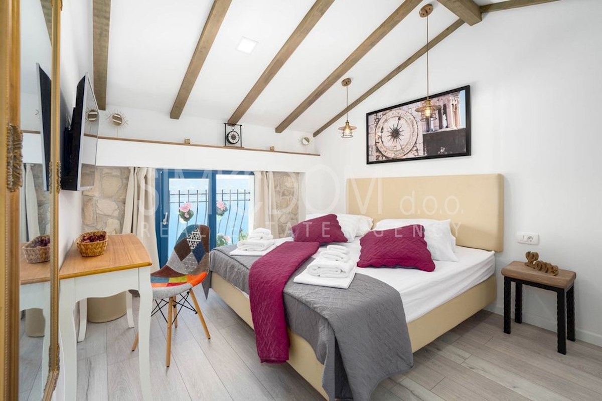 Kamnita hiša z odprtim razgledom, Omiš