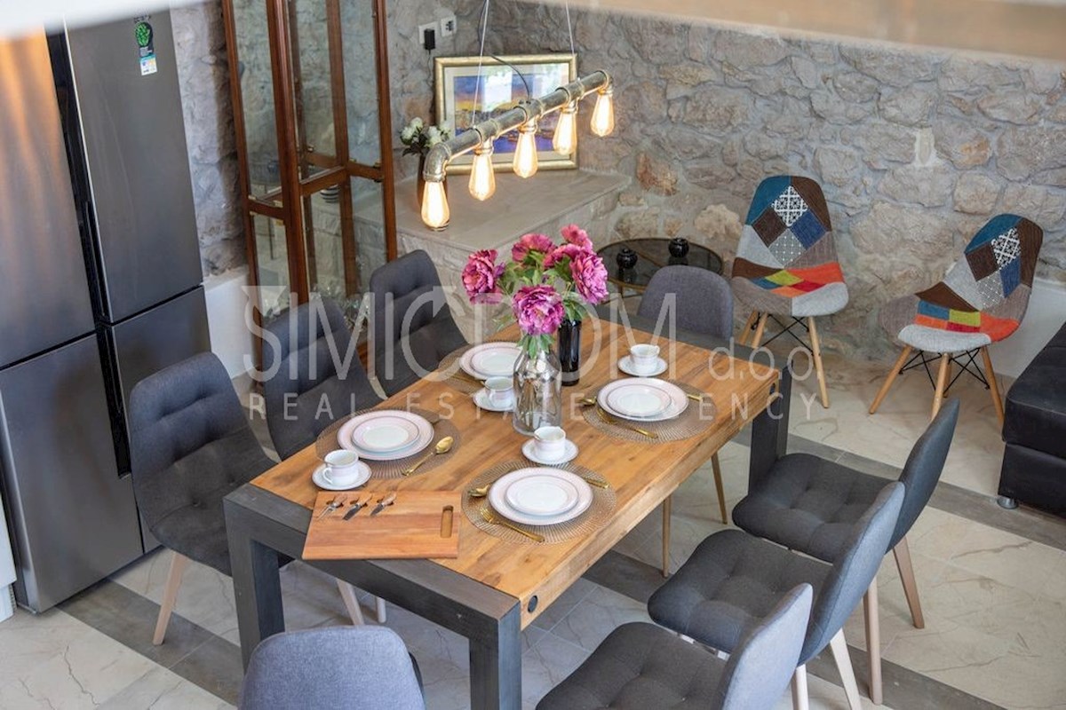 Kamnita hiša z odprtim razgledom, Omiš