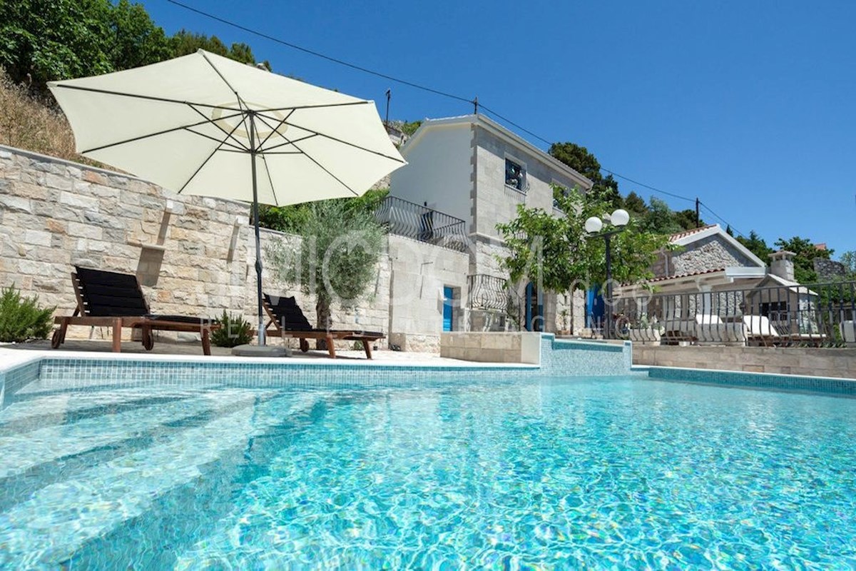 Kamnita hiša z odprtim razgledom, Omiš