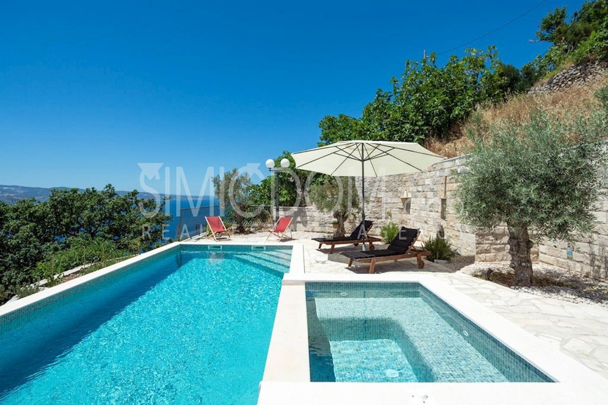 Kamnita hiša z odprtim razgledom, Omiš